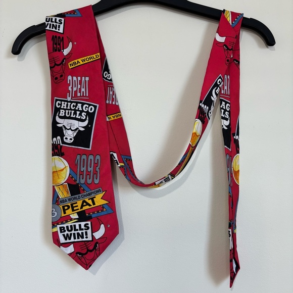 Rm Style Chicago Bulls NBA Red Silk Neck Tie 3 Peat Champions Vintage 1993 USA - Picture 2 of 14
